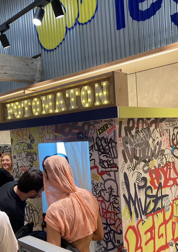 Fotomatón ya instalado durante la inauguración: vinilado en uso y activando contenido orgánico.