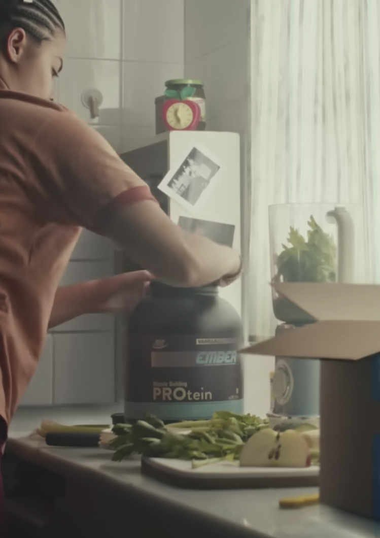 Prop para rodaje: etiqueta de bote de proteína (marca ficticia) lista para imprenta